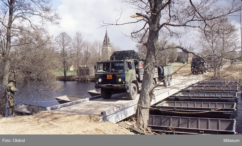 Terrängbil 30 (Tgb 30), Scania. Kör över krigsbro 4 (KB 4) flyttande.