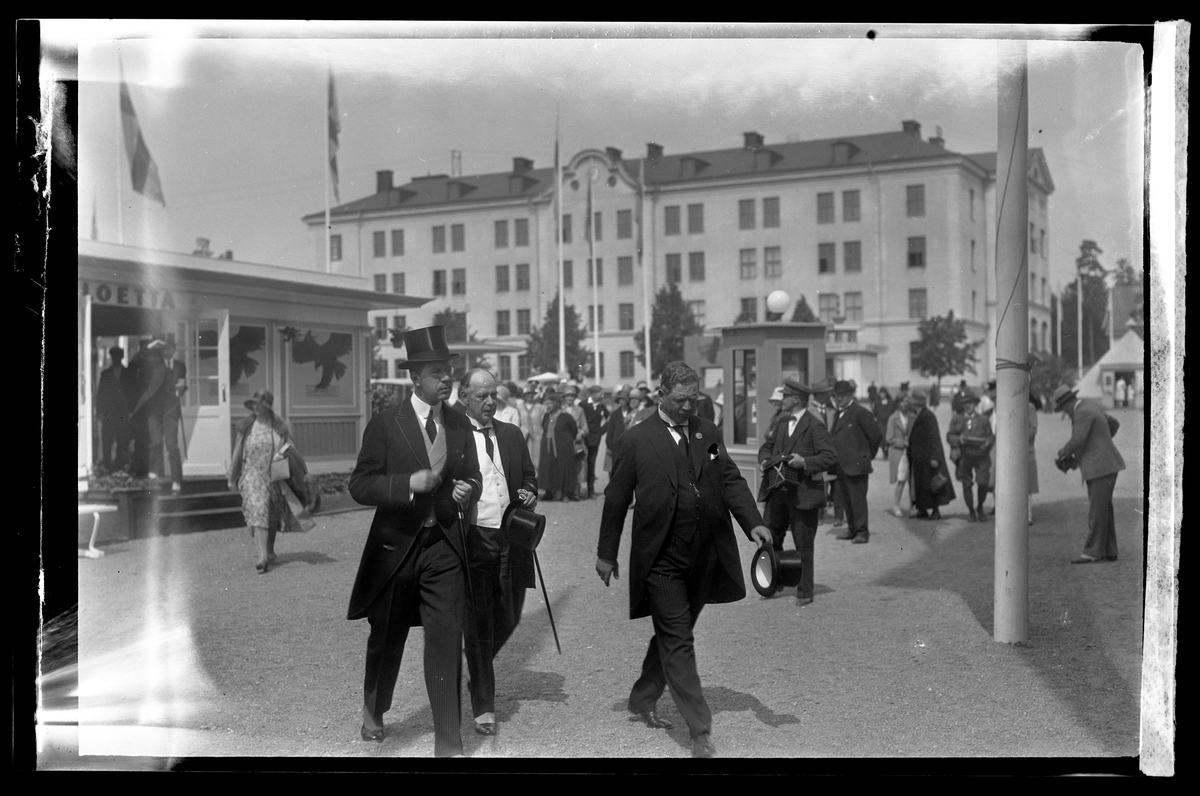 Kronprinsparets besök vid Västeråsutställningen på Viksäng 1929.