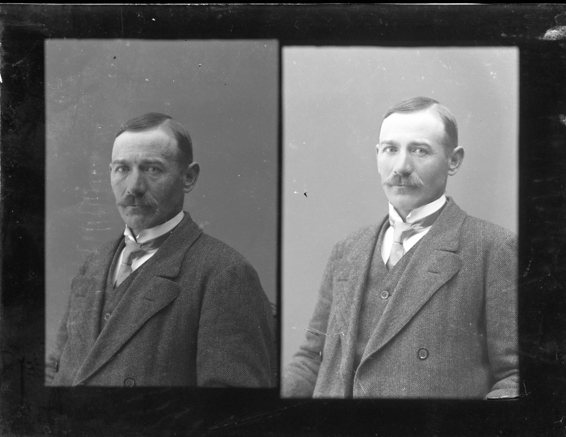 Porträtt av en man. Två bilder på samma glasplåt. "August Carlsson, Näs".
