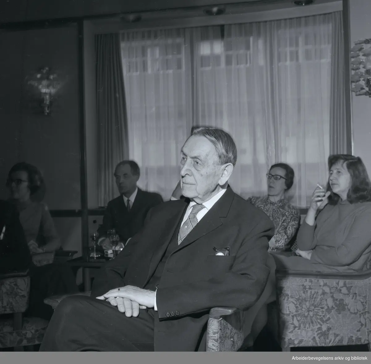 Francis Bull. 1887-1974. Møte i Lytterforeningen. Datert 15 mars 1968. Bak til høyre: Anne Cath. Vestly.