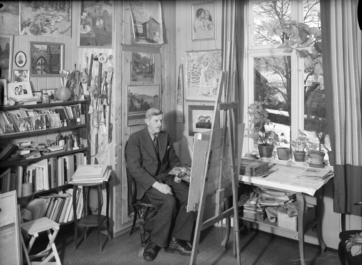 Kunstmaler Einar Sandberg i sitt atelier.