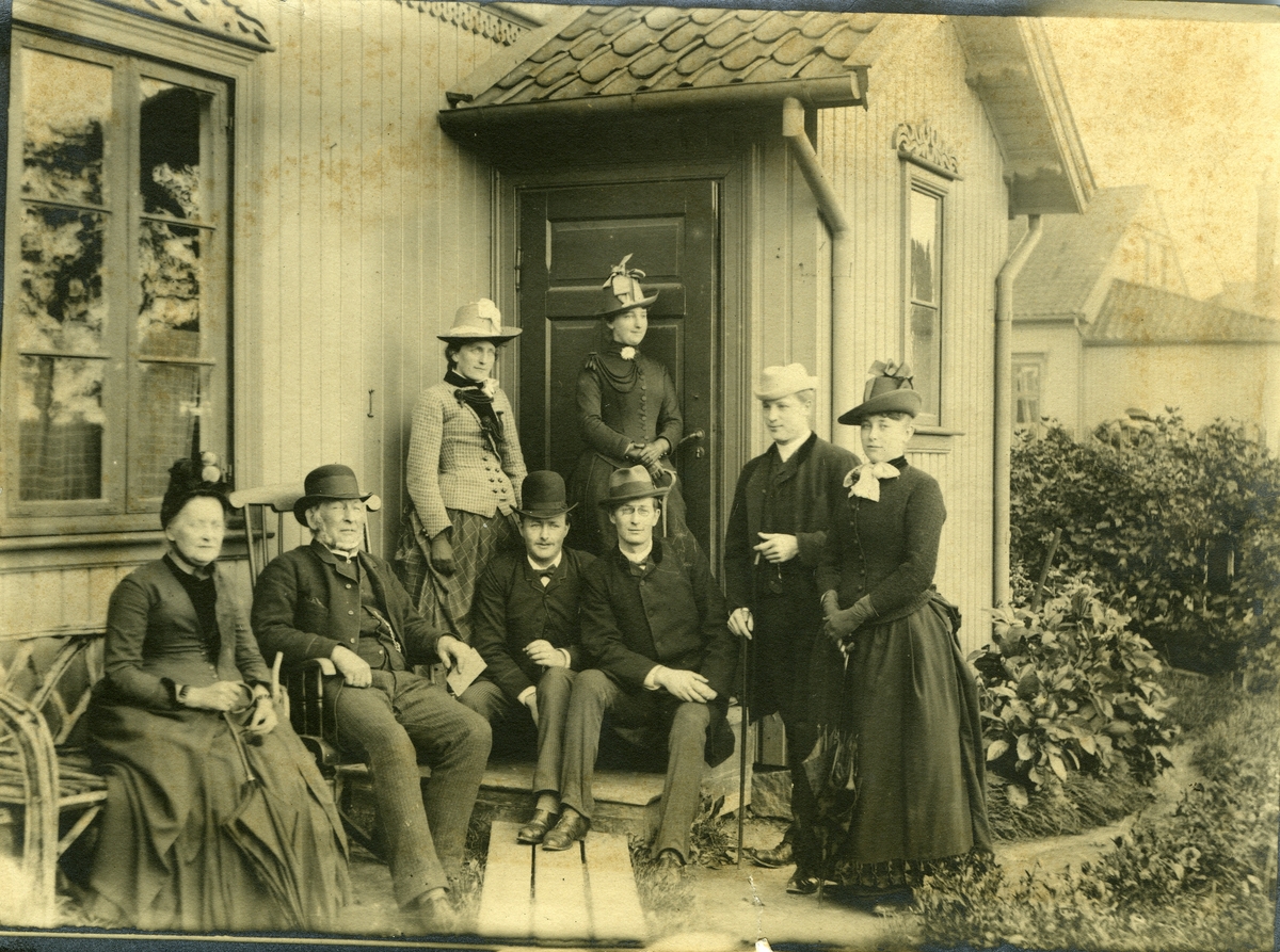 Gruppebilde, antagelig familien Hjalmar Sønnichsen konf. tilsvarende bilde 3554.