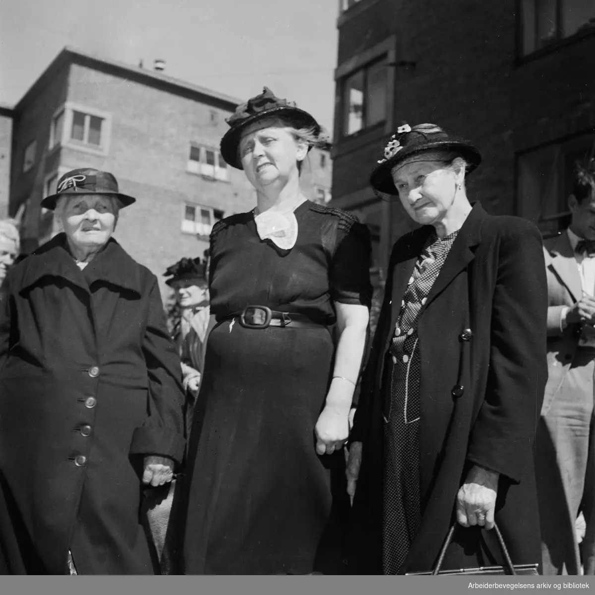Søndre Åsen Sanitetsforening arrangerer busstur for eldre kvinner fra Torshov til Nesset i Bundefjorden. Fra venstre: Sofie Helgesen, primus Borghild Tvenge og Hilda Maniche klar for avreise. Juni 1949