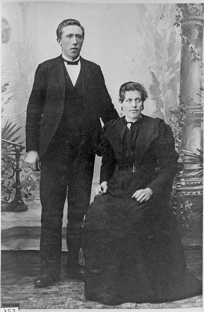 Brudebilde. Magnus Nordli og hustru Maren (f. Korneliussen), ca. 1897.
