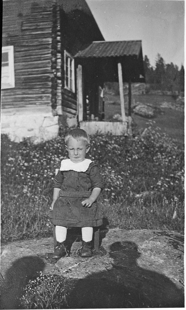 Liten gutt foran stuebygningen. Hans Håre, Vatnåsbråten, omkring 1925.
