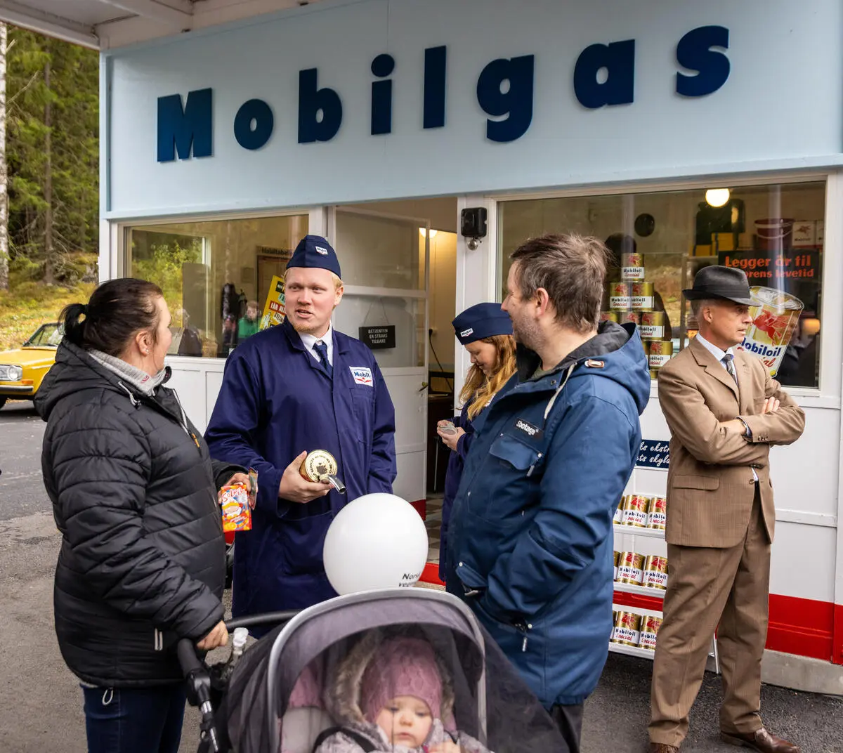 Åpning av Mobilstasjonen. Museumsvert i historisk Mobiluniform snakker med besøkende.