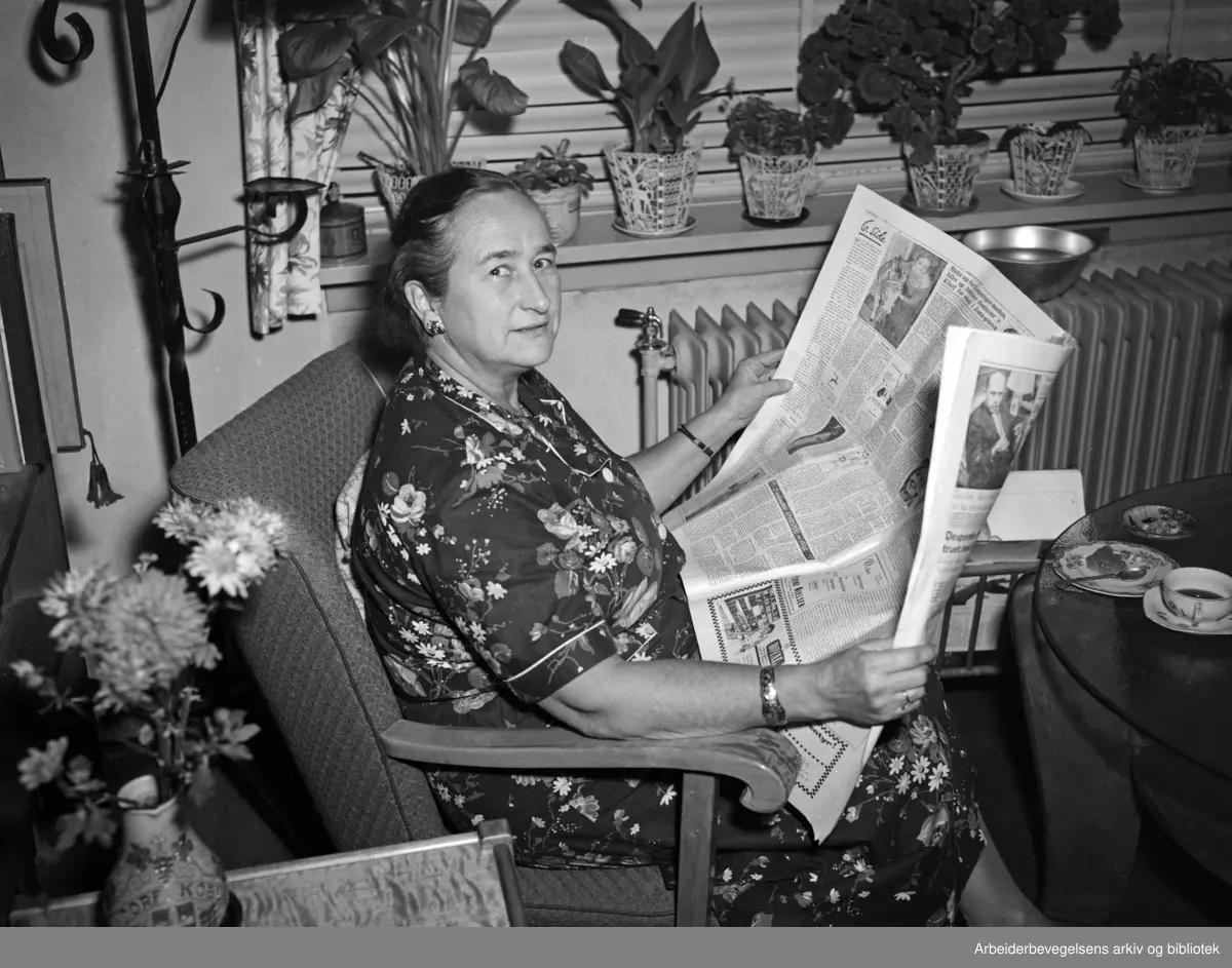 Kvinne Leser Arbeiderbladet Ingen Ovrige Oppl Oktober 1956 Arbeiderbevegelsens Arkiv Og Bibliotek Digitaltmuseum