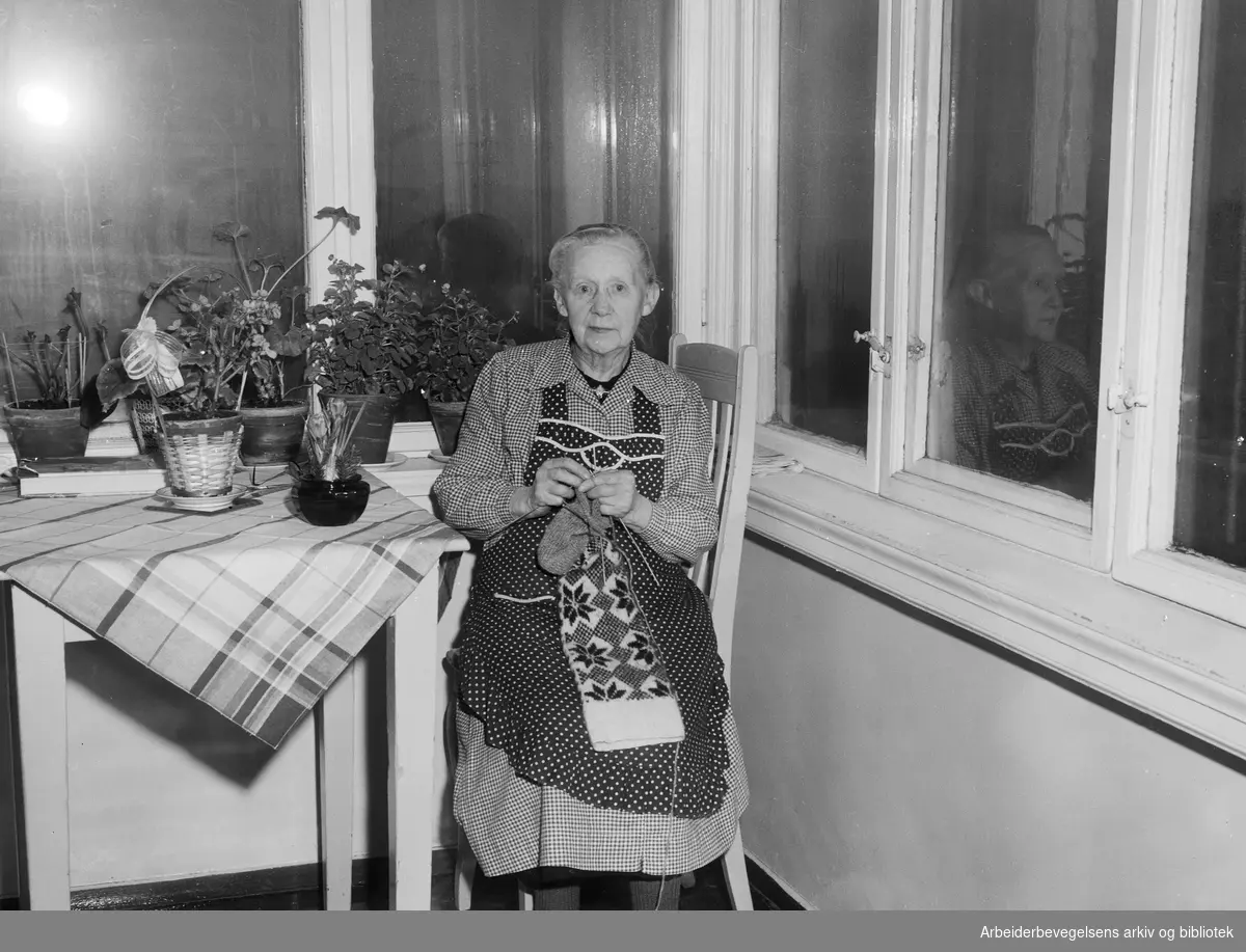 Pleiehjem i Oslo. Mina Guldbrandsen, beboer på Solvang pleiehjem i Strømsveien. Januar 1957..