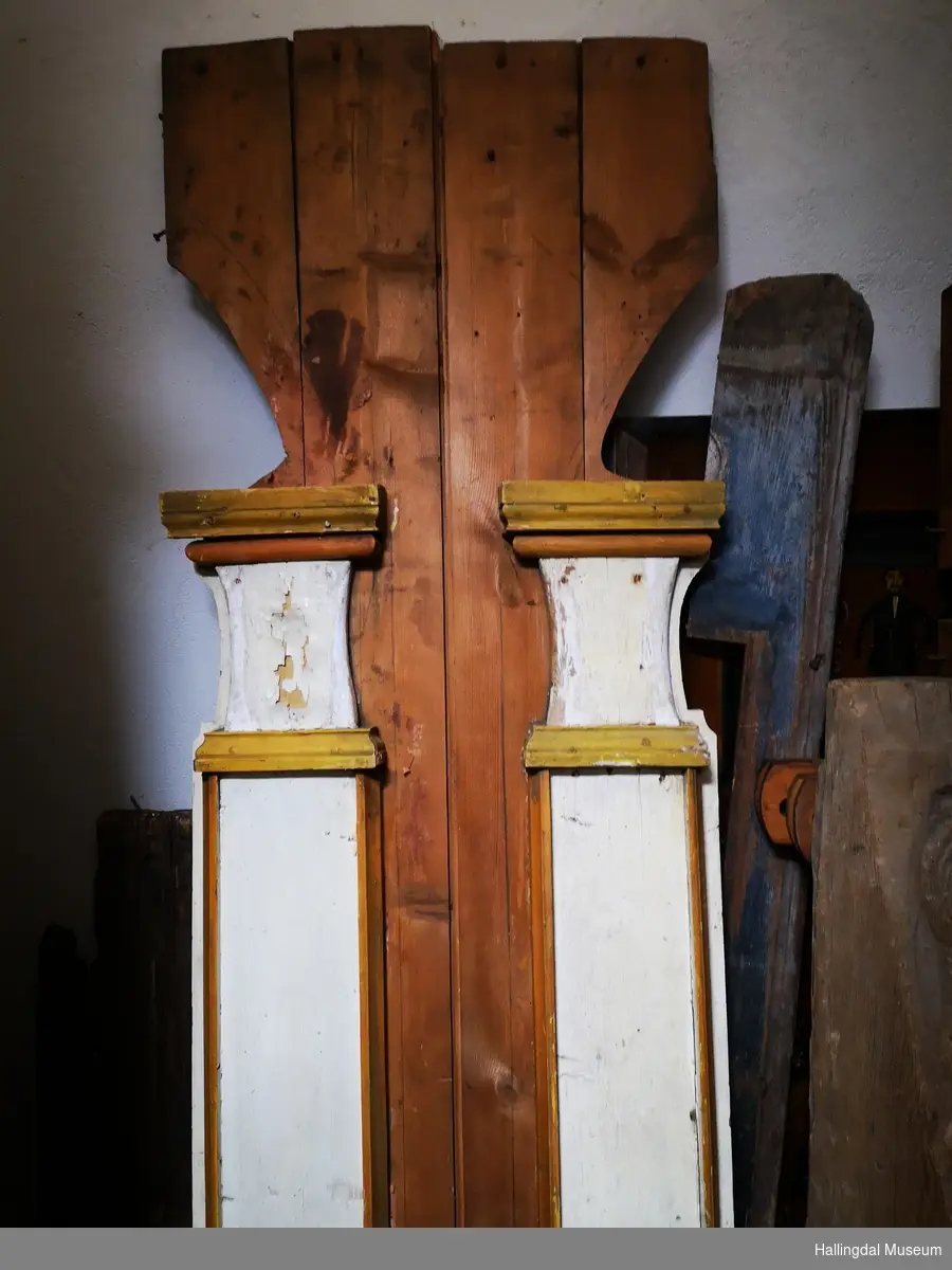 Pendant til HFN 01326
"Av rammen til altertavlen i Nes gamle stavkirke"
Venstre side
