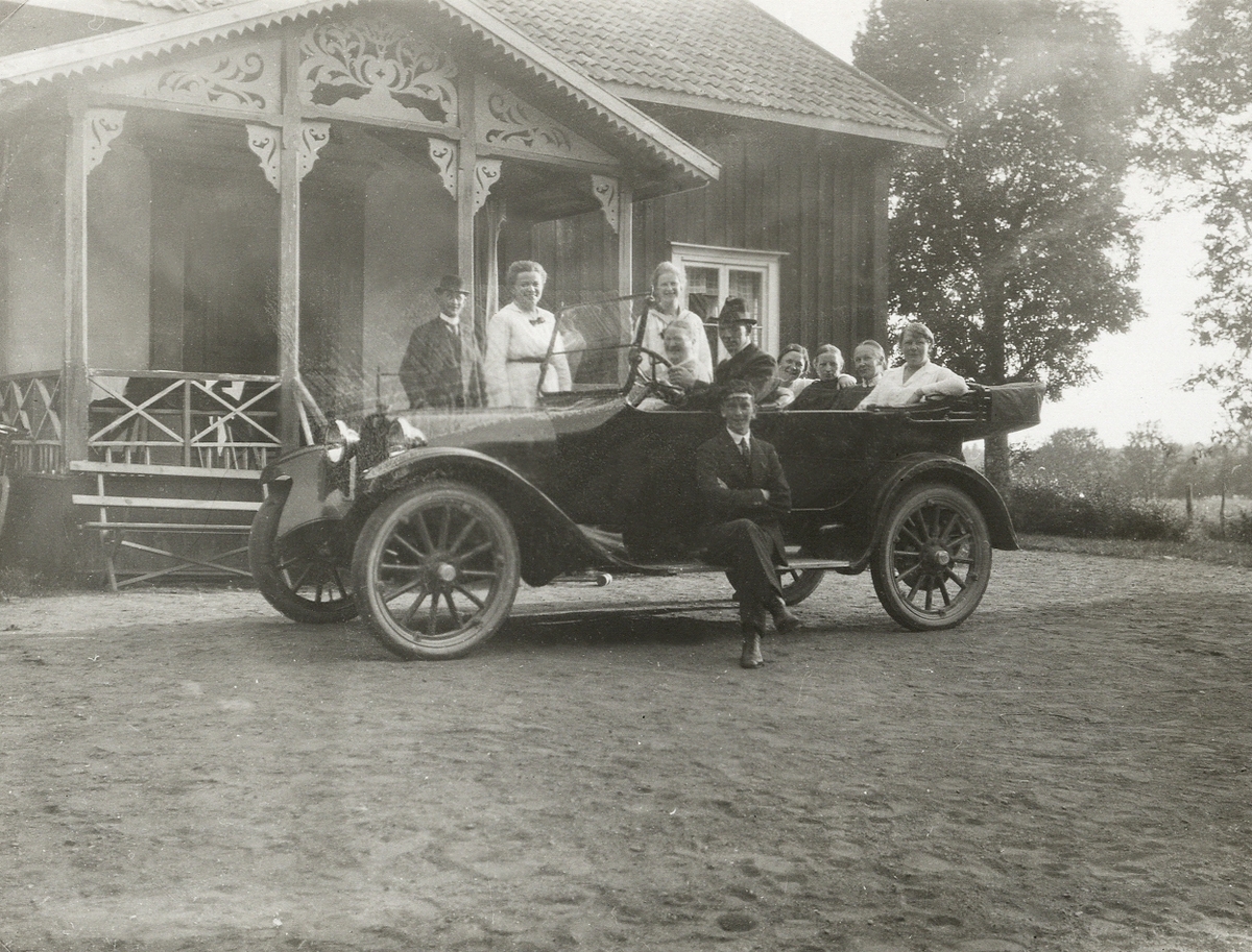 Gustav Sjögren med bil, av märket Dodge modell 30 från ca 1920, och passagerare framför överlärare Frans Berggrens sommarhus. Urshult, ca 1920.