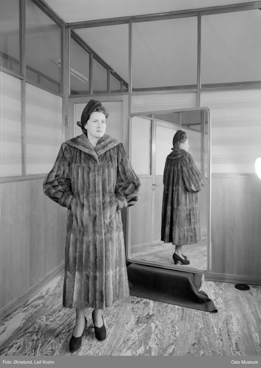 modell, kvinne, pelskåpe, stående helfigur, speil med speilbilde