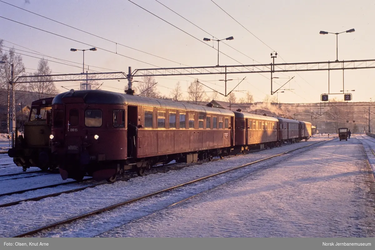 Persontog til Rødberg på Kongsberg stasjon. Styrevogn BFS 86 99 og BFS 86 98 og diselmotorvognene 86 15 og 86 20 (nærmest)