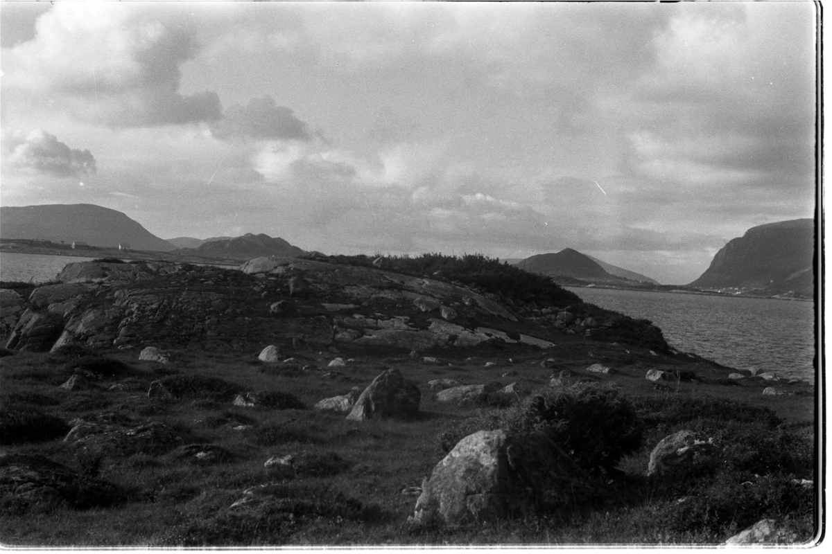 Nes i Ålesund. Røysa fk.nr. 3 fra sør. - Universitetsmuseet i Bergen ...