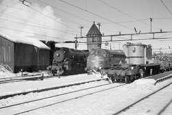 Damplokomotiv 31b 451 og diesellokomotiv Di 3 614 på Eina st