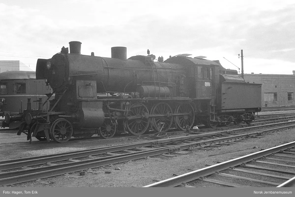 Damplokomotiv 30c 466 utenfor lokomotivstallen på Hamar stasjon