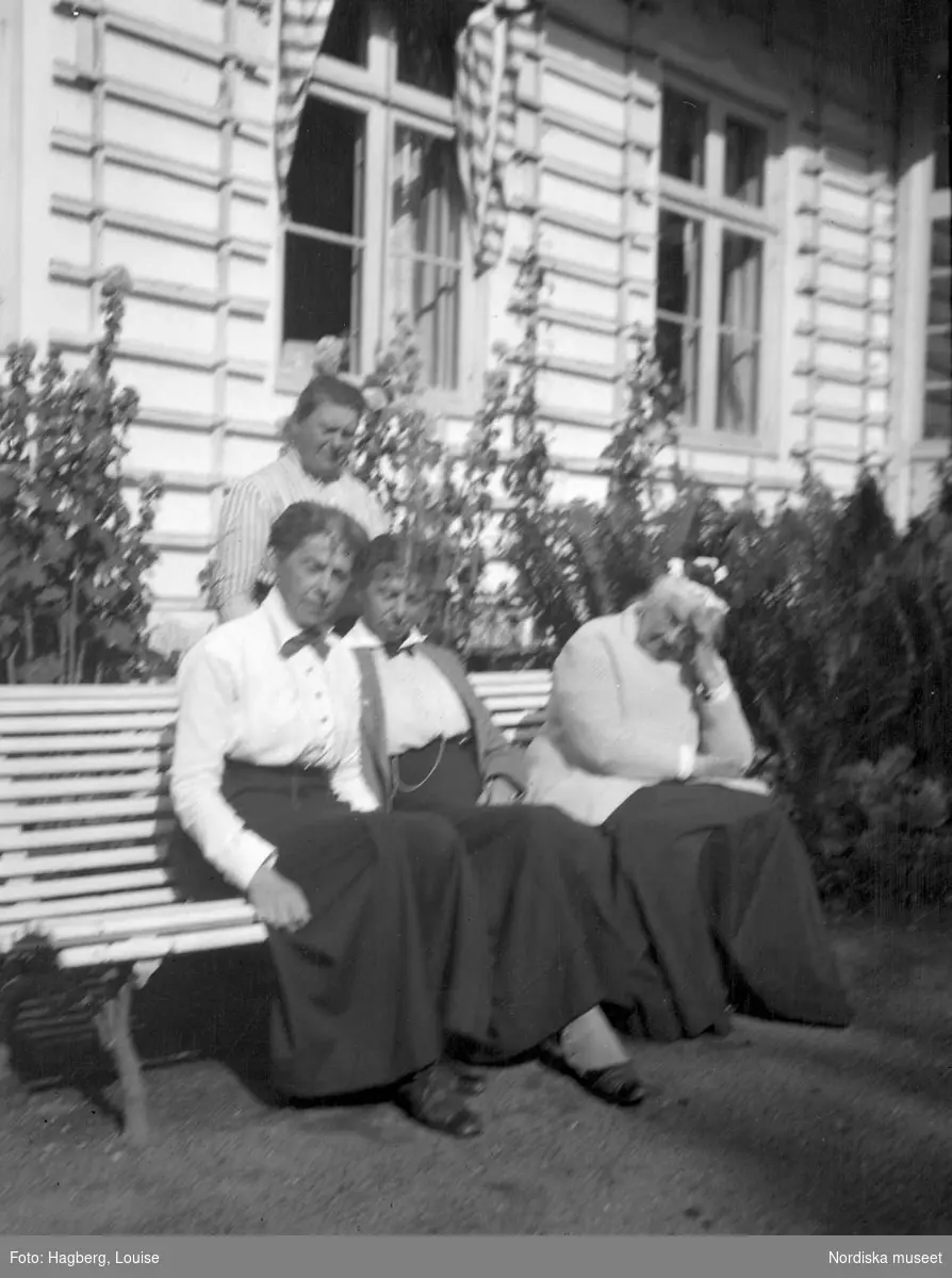 Arild Gyllenstierna, Erika  o. s. v. sitter på en bänk framför huset.