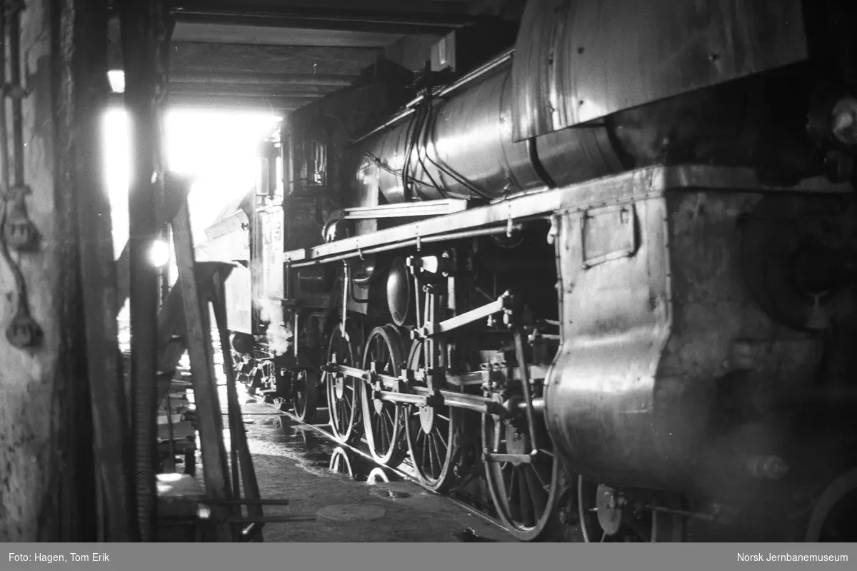 Damplokomotiv 26c 411 i lokomotivstallen på Hamar