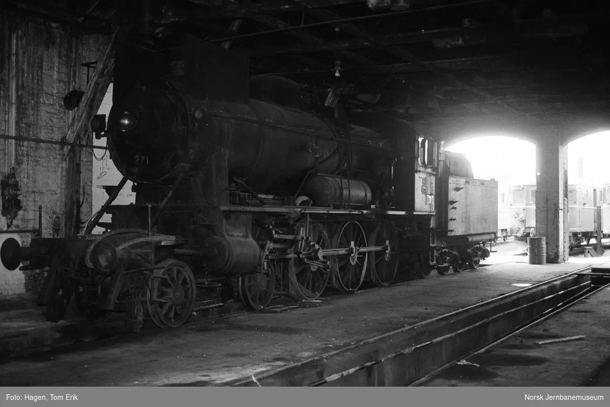 Damplokomotiv 30a 271 i lokomotivstallen på Hamar