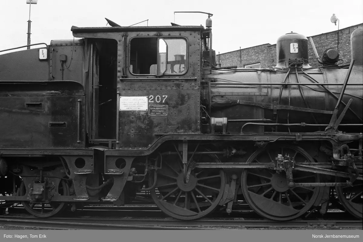 Damplokomotiv 21e 207 utenfor lokomotivstallen på Hamar
