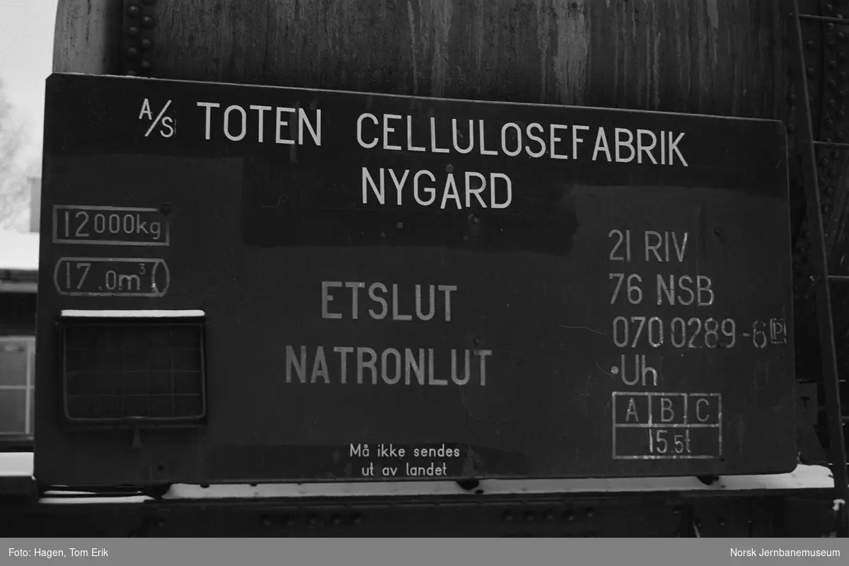 Tankvogn litra Uh nr. 070 0289-6 for transport lut på sidesporet til Toten Cellulose ved Nygard