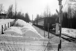 Elektrisk lokomotiv El 11 2147 med persontog retning Oslo i 