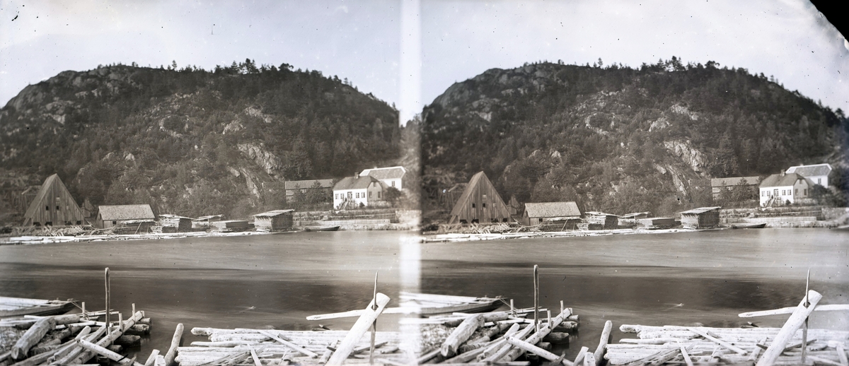 Gårdsbruk og sagbruk ved sjøen. ( stereoskopisk dobbelbilde). Ca. 1840-60