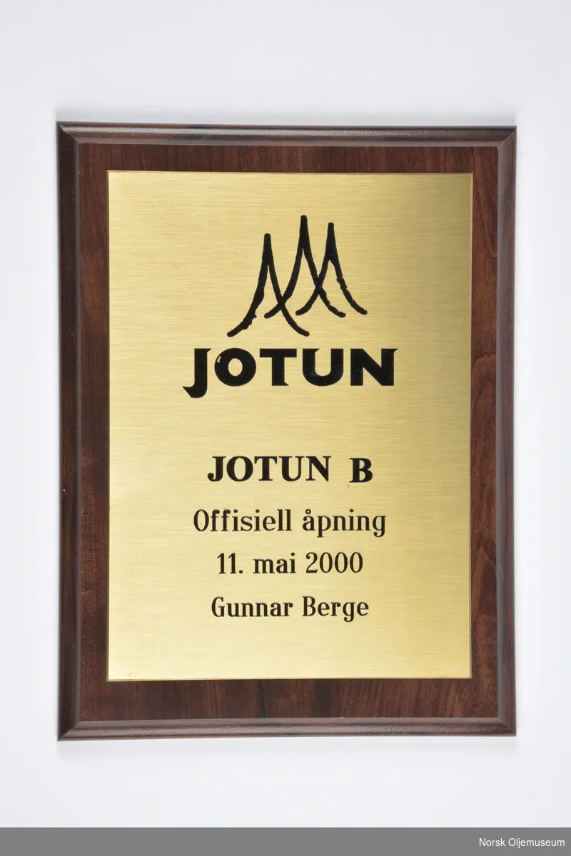 Plakett produsert i forbindelse med offisiell åpning av Jotun B.