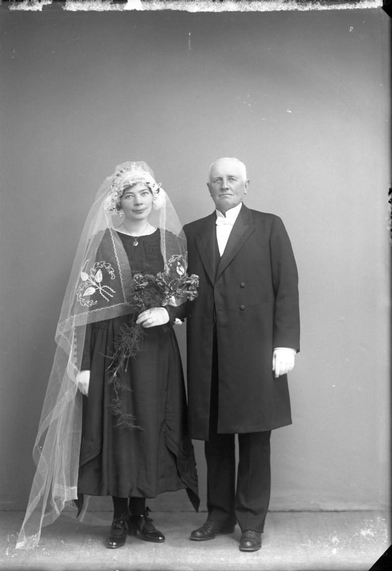 Ett brudpar. En yngre brud och en äldre brudgum vid namn August Pettersson.