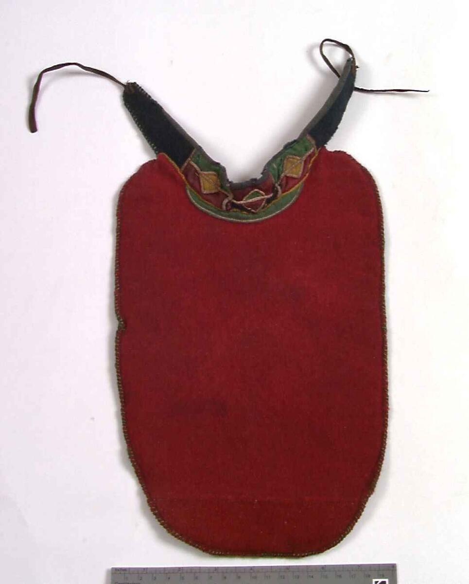Rødt brystklede med biser i skinn og tekstilapplikasjoner