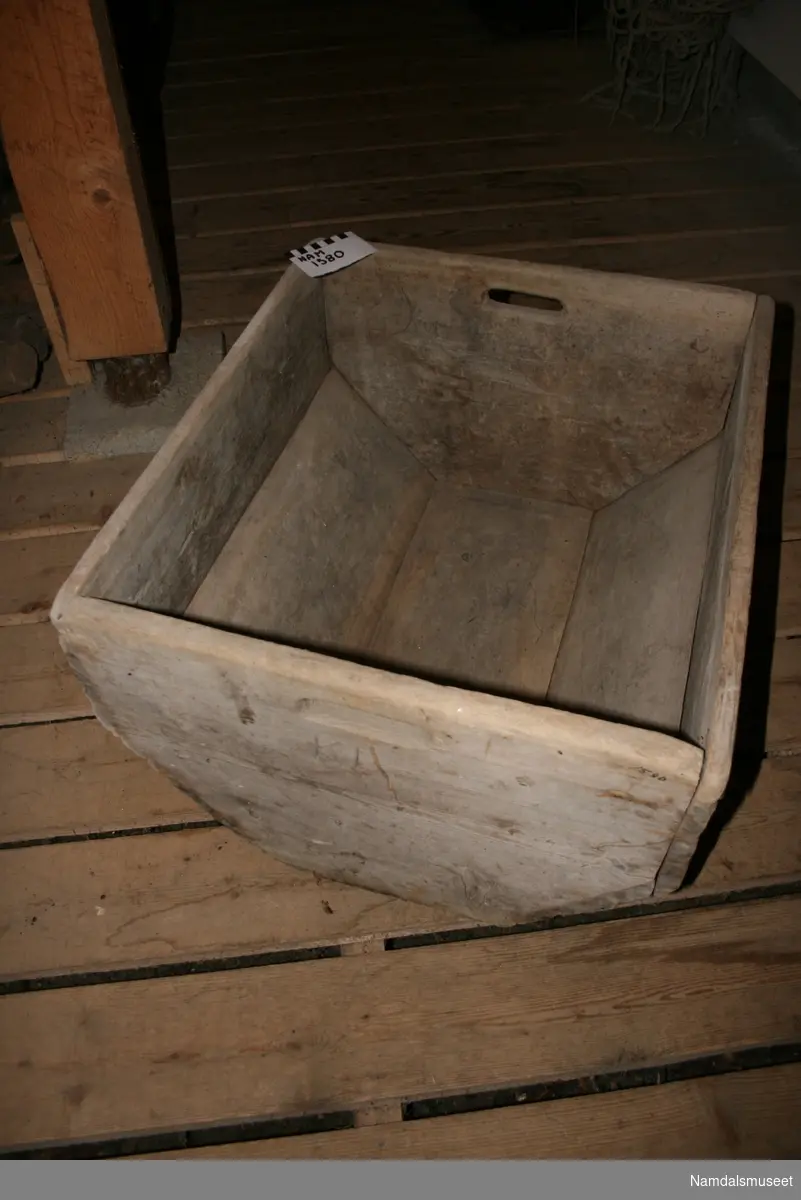 Femkantet kasse for oppbevaring og bæring av garn