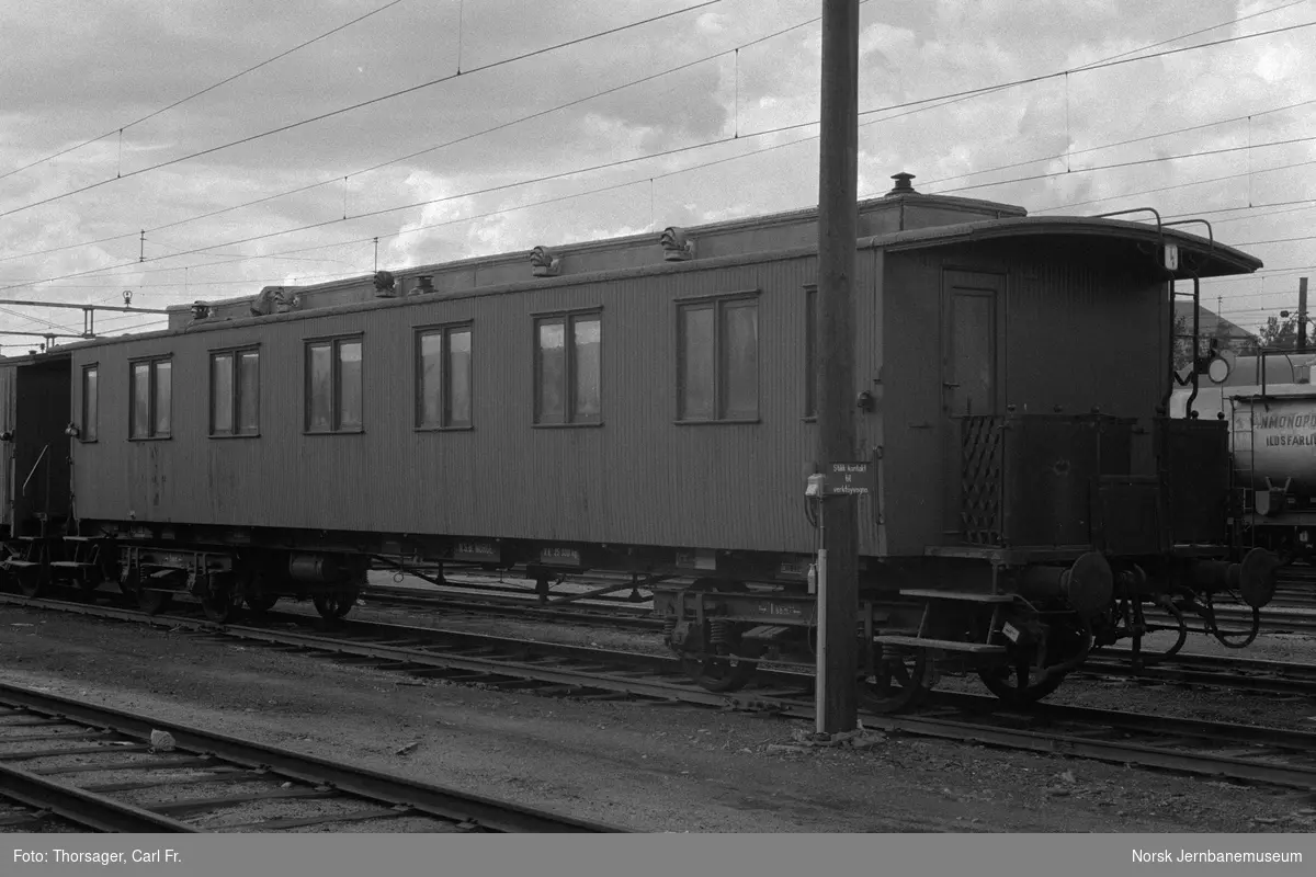 Losjivogn, tidligere kombinert person-, reisegods- og konduktørvogn litra CFo2d type 2 nr. 108, på Hamar stasjon