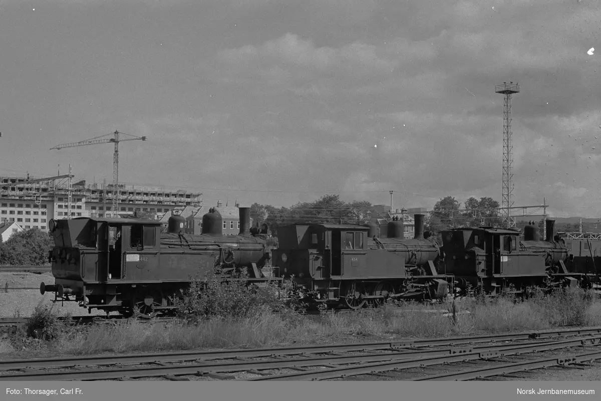 Utrangerte damplokomotiver type 23b på Marienborg verksted. Fra venstre nr. 442, 454 og 460