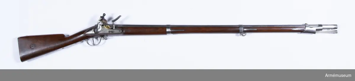 Grupp E II.
Flintlåsgevär m/1822 för voltigörer, Frankrike. Loppets rel. l:57,3 kaliber.
Märkt "Tulle 1836".