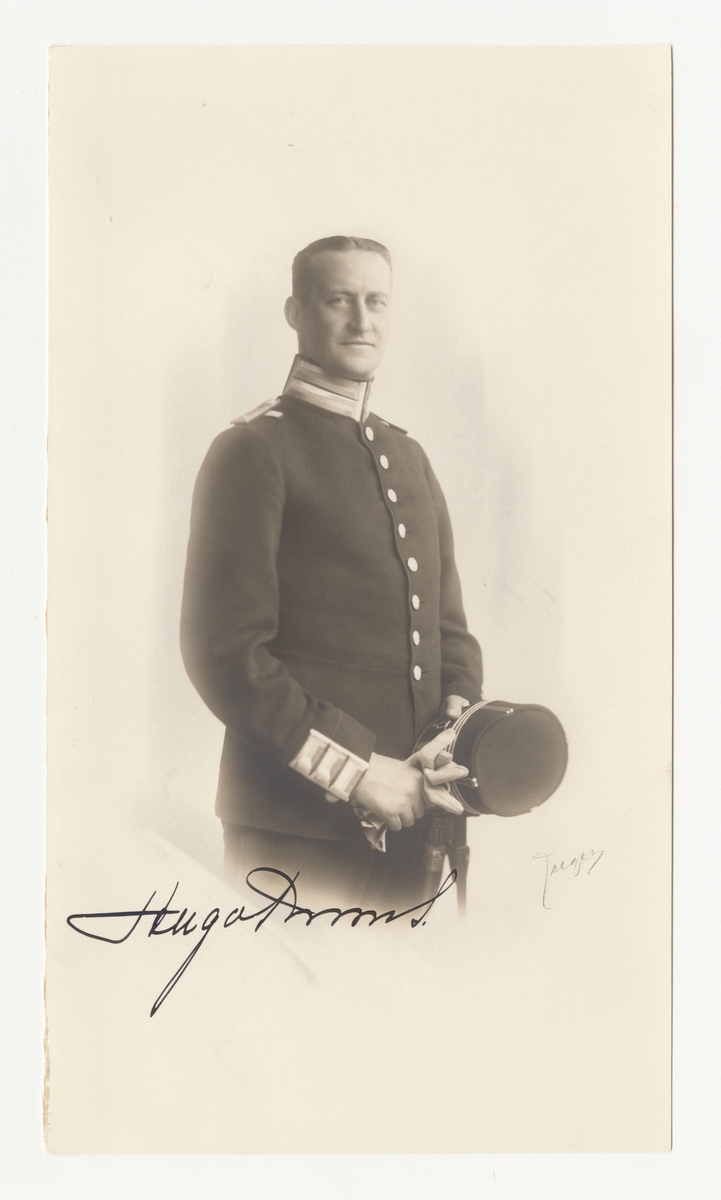 Porträtt av Carl Hugo Broms, officer vid Göta livgarde I 2.

Se även bild AMA.0007001.