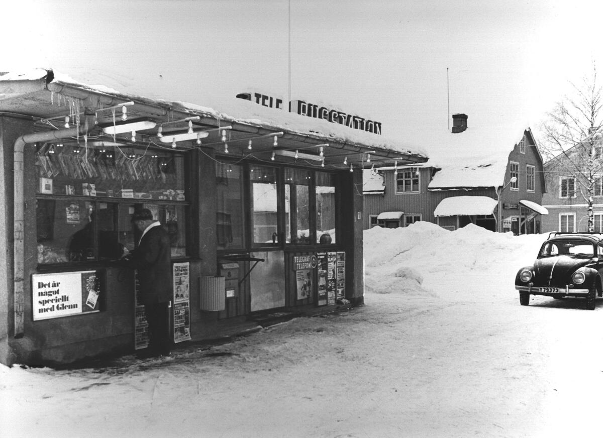 F.d busstationen i Nyland. T.h Erssons färghandel.
