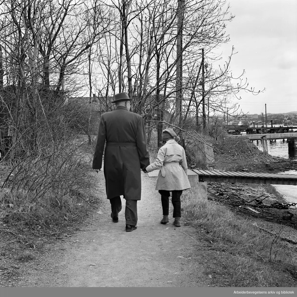 På tur med bestefar. Illustrasjonsfoto. April 1962