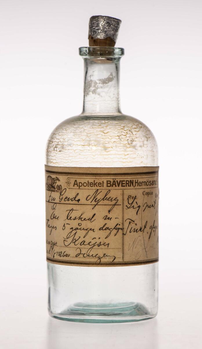 Medicinflaska från apoteket Bävern i Härnösand, ordinerad av Doktor Kaijser, expierad den 14/6 1926.