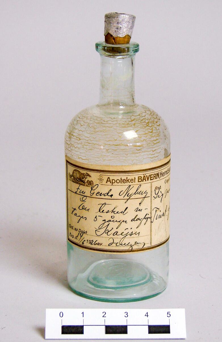 Medicinflaska från apoteket Bävern i Härnösand, ordinerad av Doktor Kaijser, expierad den 14/6 1926.