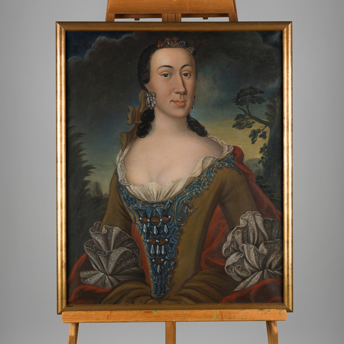Portrett av kvinne i kjole. Avbildet: Magdalena Sibylla Sehested (1723–1759). Natur i bakgrunnen (trær og skyer)