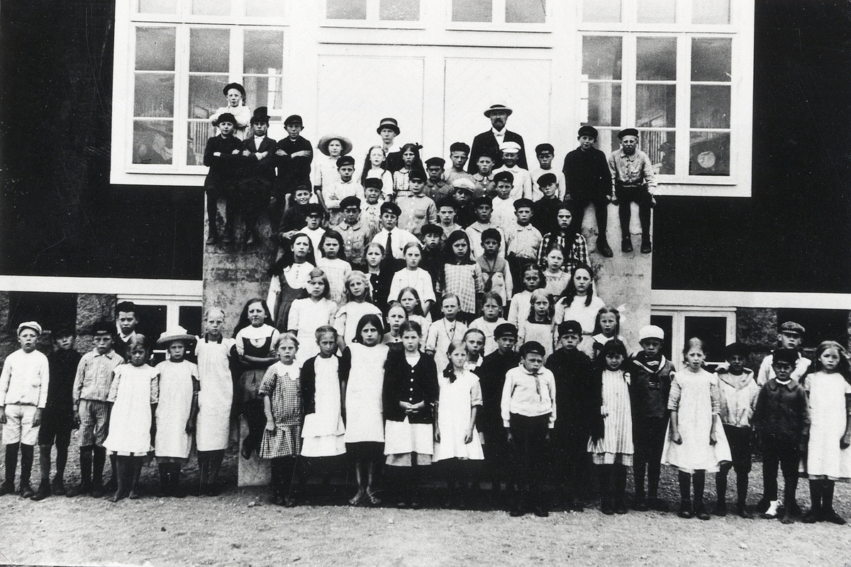 Östregårdsskolan, Växjö 1914.
Skolelever har samlats på trappan till ingången. Lärare: David Lindahl (?) och (?).