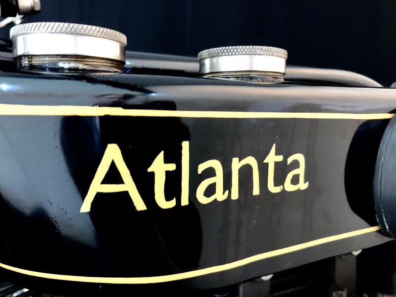 Nærbilde av bensintanken til en Atlanta motorsykkel