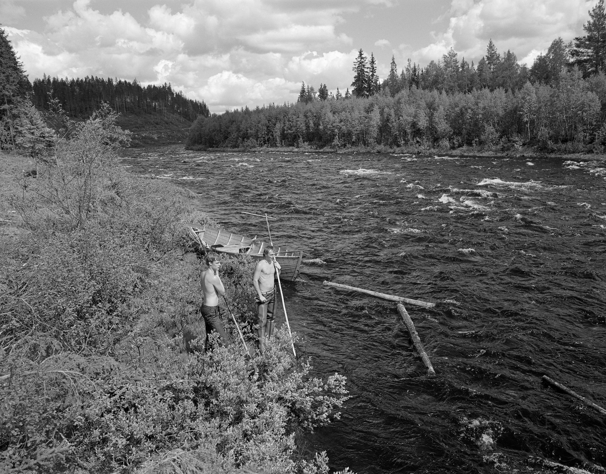 Sluttrensk i elva Stor-Grøna i Trysil, Hedmark. Fløtere med fløterhsker ved elvebredden.