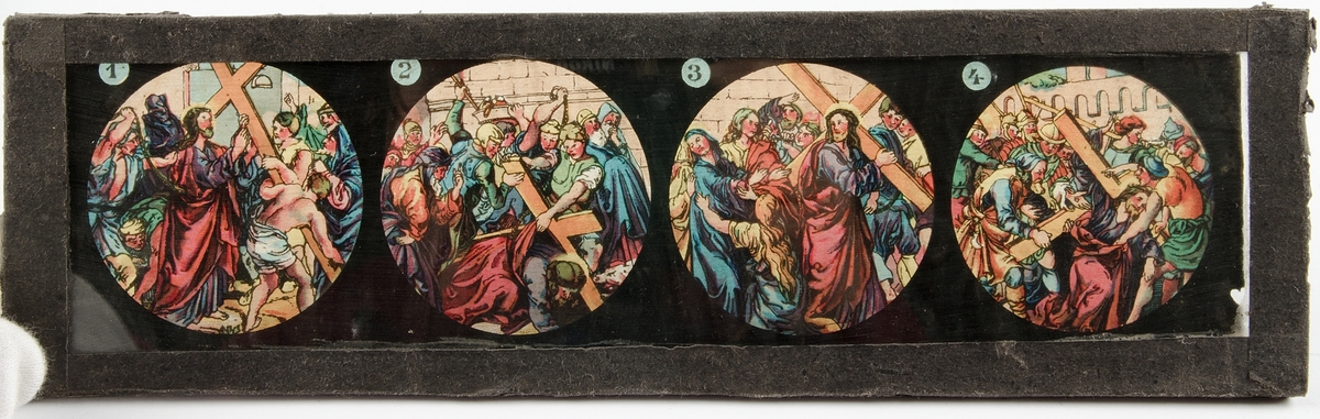 Sju stycken avlånga skioptikonbilder. På var och en av dem finns fyra färgsatta motiv från bibeln. Bilderna är monterade mellan två glasskivor som är tejpade i kanterna.