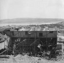 Under rivingen av brikettverket i Kirkenes, 18. juni 1948. B