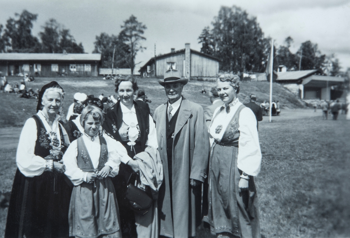På tur til Hamar, bondesevne på utstillingsplassen. Fra venstre Anne Glørum, Anne Cesilie Gjestvang, Fru Hognestad på besøk fra Jæren. O. Glærum og Sigrid Gjestvang.