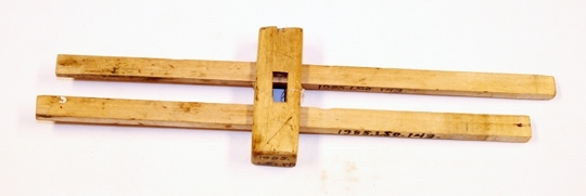 Ripmott. Tre. Et par 4-sidete pinner tredd inn en 4-sidet rektangulær kloss. Regulerbare. Rektanglært hull midt på klossen. Pinnene har ripstifter i ene enden. 