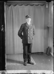 Portrett av stående mann i NSB-uniform.