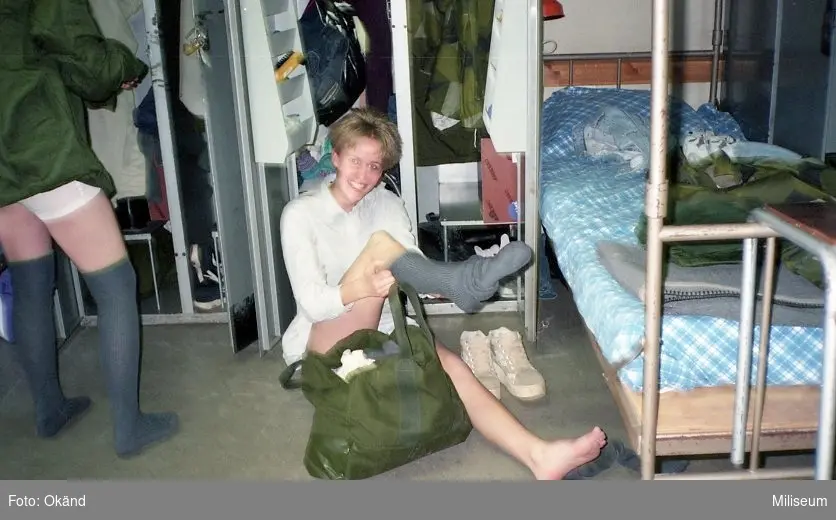 Praktikant Jessica Svensson klä på sina uniformutrustning i logementet. Ing 2.
