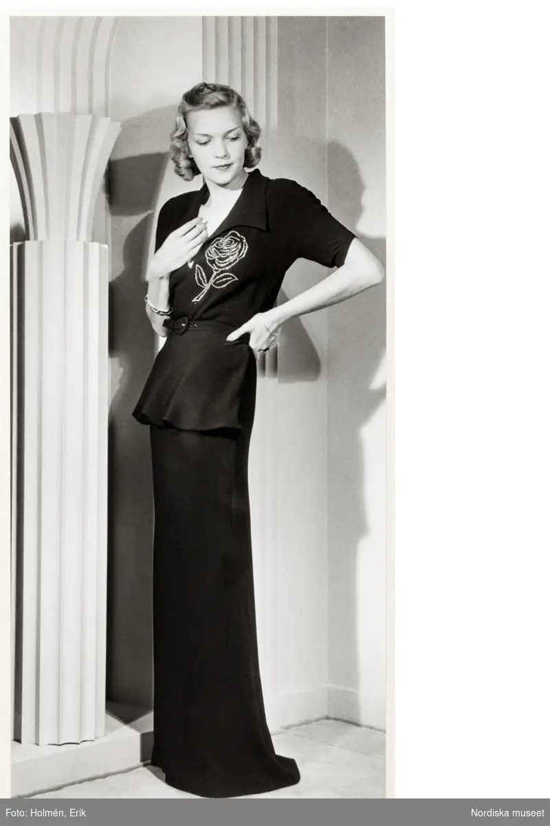 Mannekäng, Margit Langlet, visar festklänning, originalmodell från Francevramant, med blomma i silverpärlsbroderi. NK:s Franska damskrädderi hösten 1939