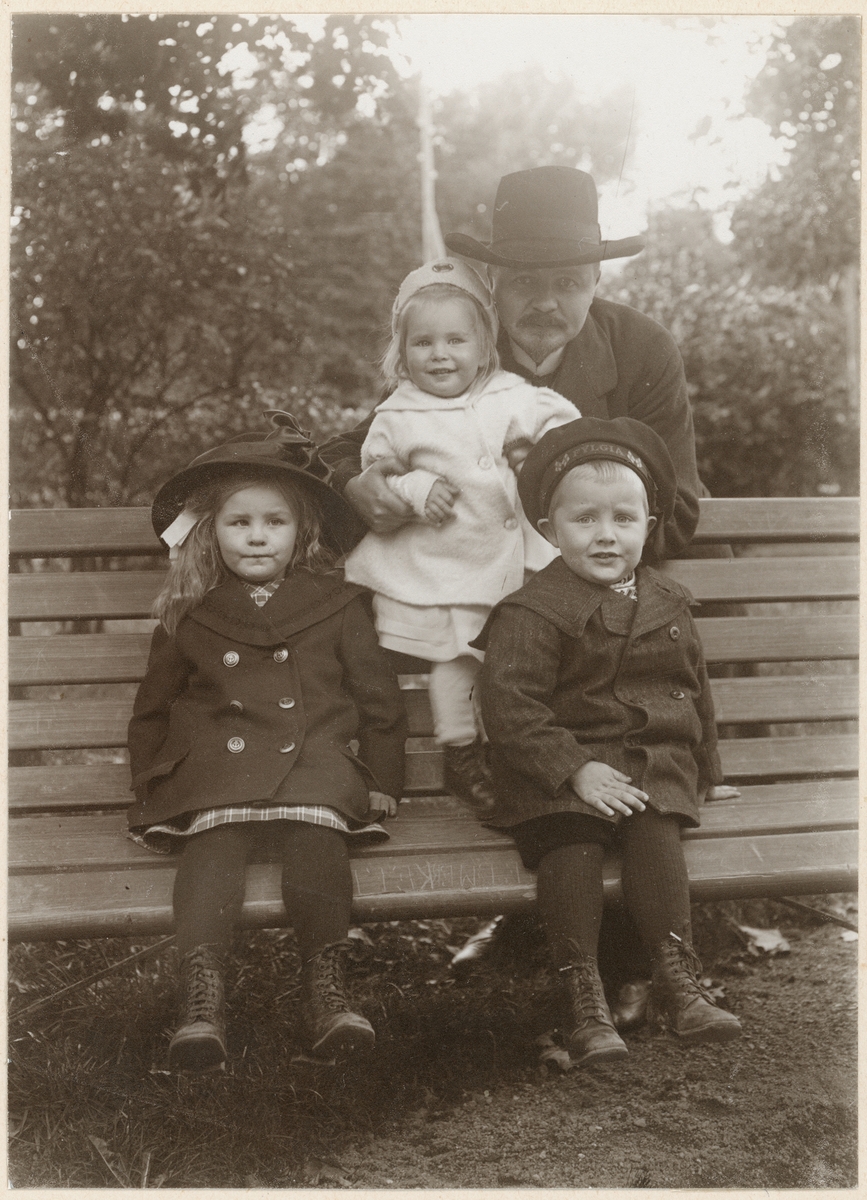 Emil Finn med sina barn, Uppsala